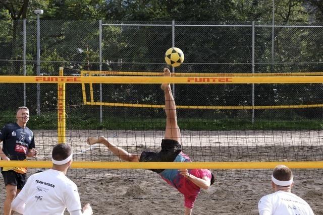 Mit der Fuspitze ber Netzhhe – Footvolley ist in Freiburg angekommen