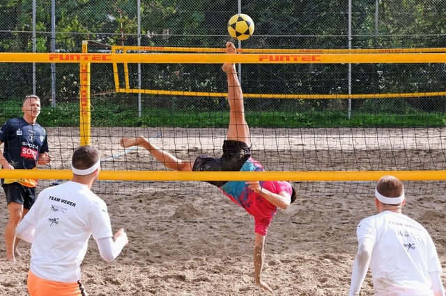 Hohes Bein ist beim Footvolley,  im Ge...aler Bestandteil der jungen Sportart.   | Foto: Dario Kiefer