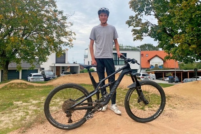 Max Schler mit Sportgert auf der Pis...ommer erbauten Pumptracks in Ebringen.  | Foto: Lea Schnurrenberger