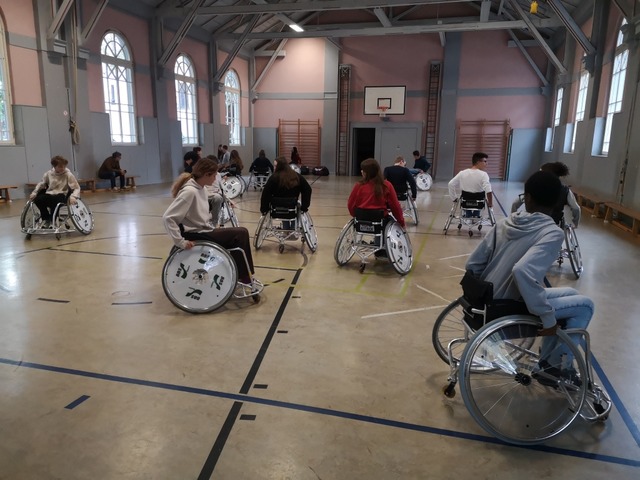 Grimmels-Schlerinnen und -Schler bei...er Sporthalle der Georg-Monsch-Schule.  | Foto: Veronika Burth