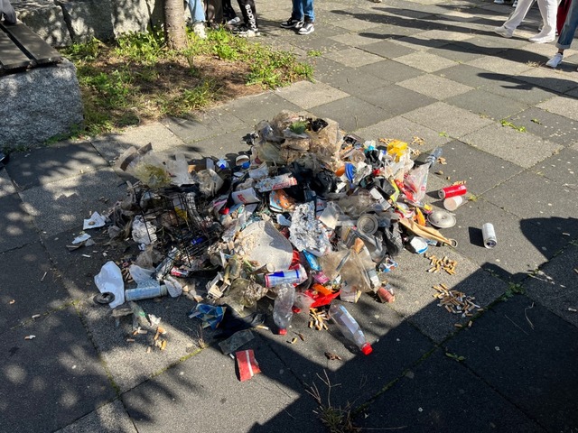 Eine Menge Mll, aber auch Pfandflasch...- vielleicht auch den von Mitschlern.  | Foto: BSZ