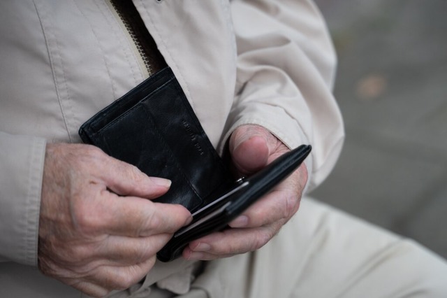 Geld ist nicht immer der ausschlaggebende Punkt fr Rentner, weiter zu arbeiten  | Foto: Alicia Windzio (dpa) 