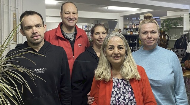 Das Team des AWO Schatzkstleins um Mi...staltet zum zehnten Mal eine Tombola.   | Foto: Rosa Di Nardo