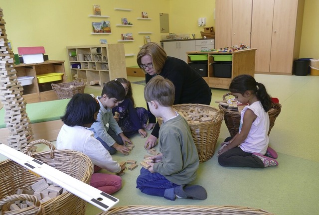 Die Kinder und Leiterin Martina Rckert spielen mit Baukltzen.  | Foto: Rosa Di Nardo