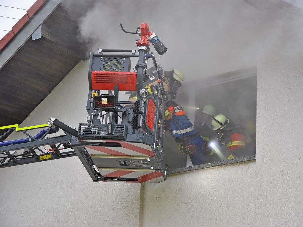 Das realistische bungsszenario verlangte den Rettungskrften von Feuerwehr und Rotem Kreuz einiges ab.