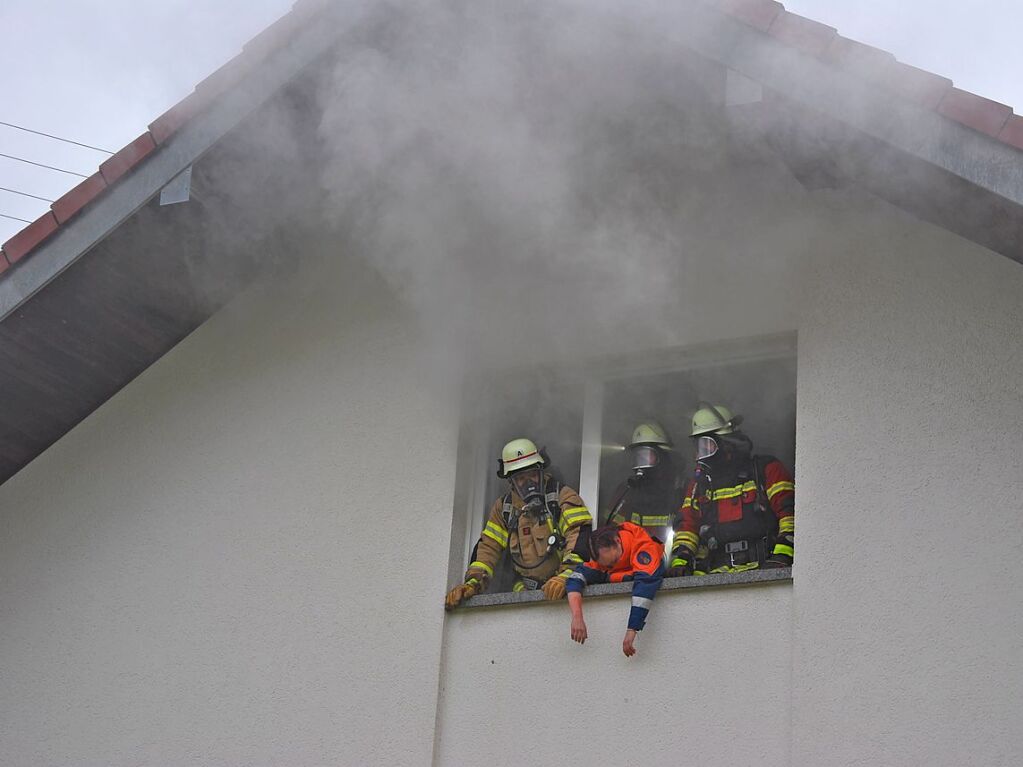 Das realistische bungsszenario verlangte den Rettungskrften von Feuerwehr und Rotem Kreuz einiges ab.