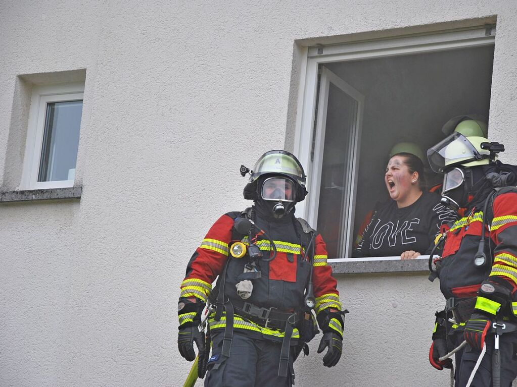 Das realistische bungsszenario verlangte den Rettungskrften von Feuerwehr und Rotem Kreuz einiges ab.