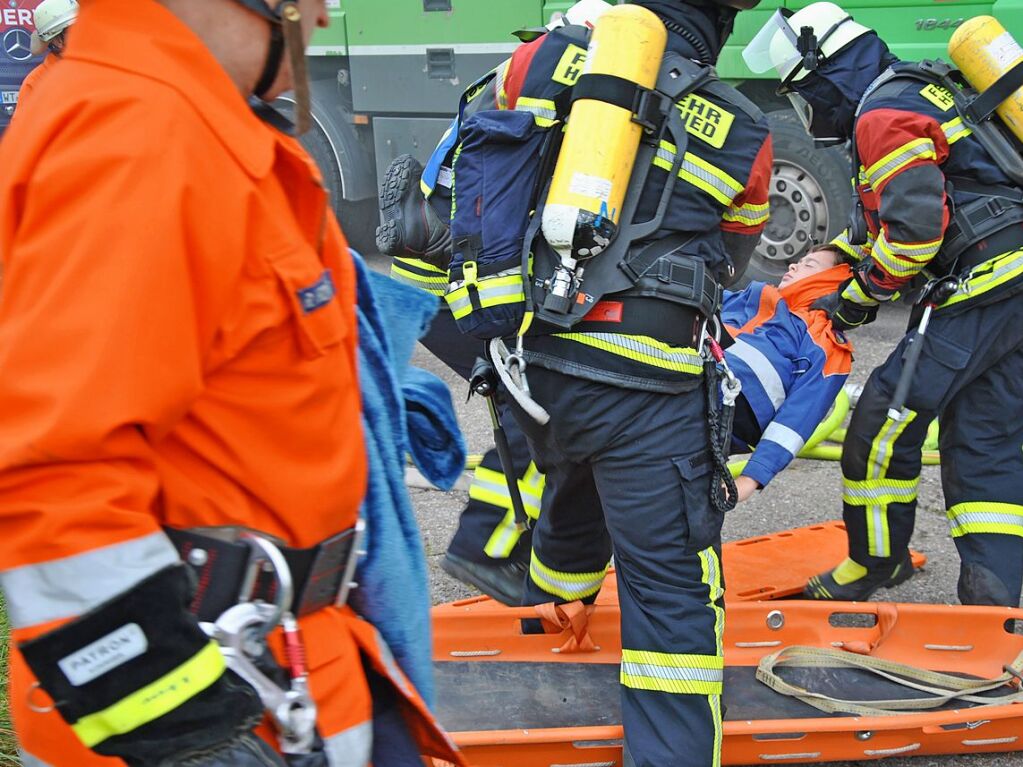 Das realistische bungsszenario verlangte den Rettungskrften von Feuerwehr und Rotem Kreuz einiges ab.