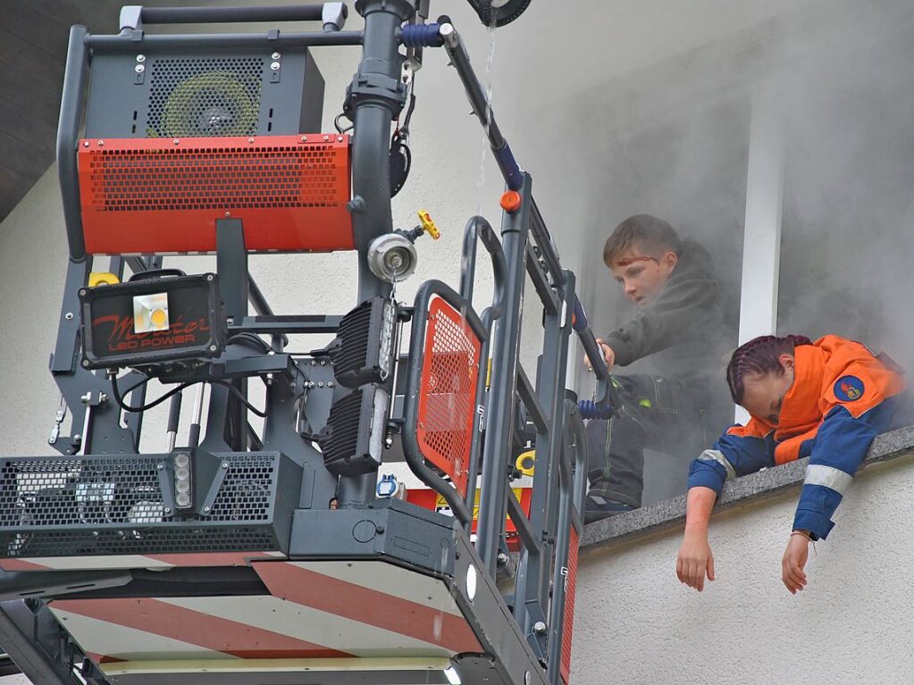 Das realistische bungsszenario verlangte den Rettungskrften von Feuerwehr und Rotem Kreuz einiges ab.