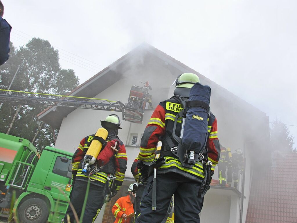 Das realistische bungsszenario verlangte den Rettungskrften von Feuerwehr und Rotem Kreuz einiges ab.