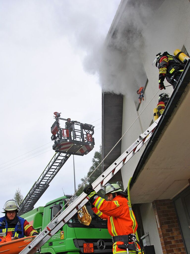 Das realistische bungsszenario verlangte den Rettungskrften von Feuerwehr und Rotem Kreuz einiges ab.