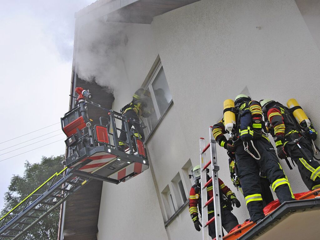 Das realistische bungsszenario verlangte den Rettungskrften von Feuerwehr und Rotem Kreuz einiges ab.