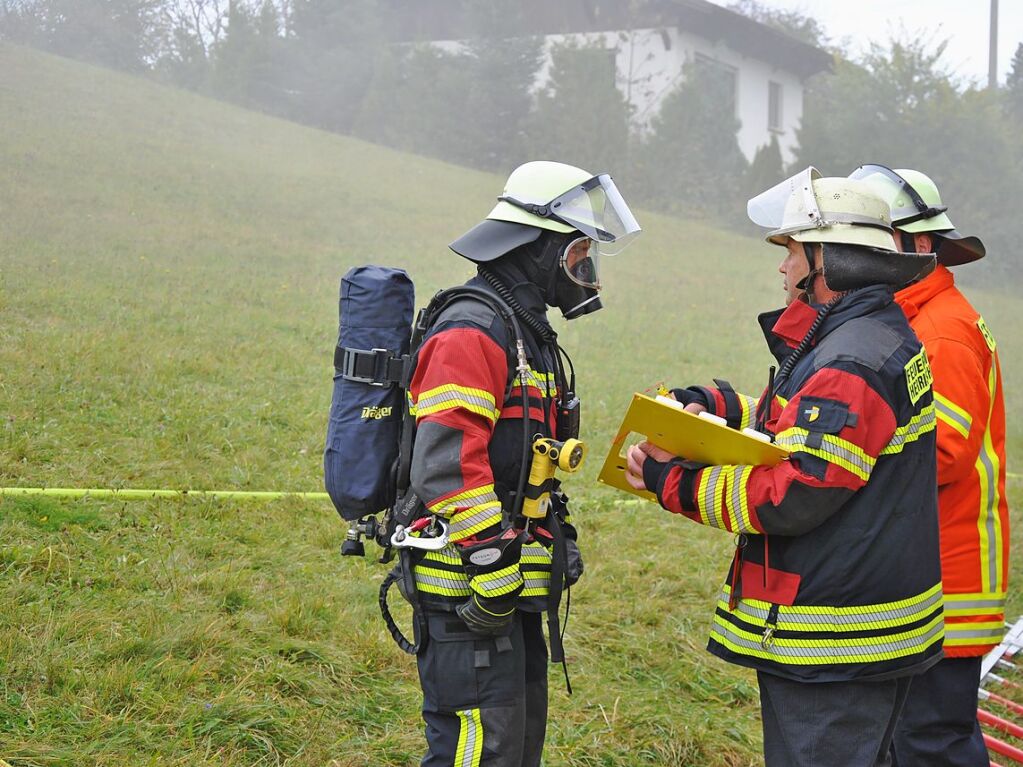 Das realistische bungsszenario verlangte den Rettungskrften von Feuerwehr und Rotem Kreuz einiges ab.