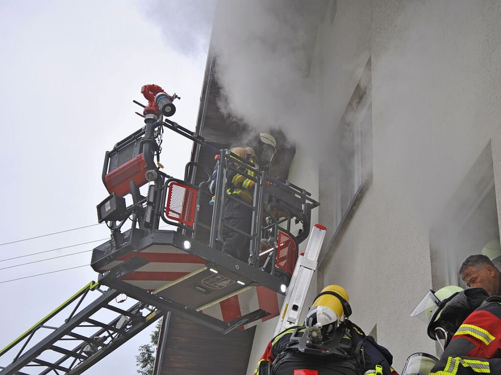 Das realistische bungsszenario verlangte den Rettungskrften von Feuerwehr und Rotem Kreuz einiges ab.