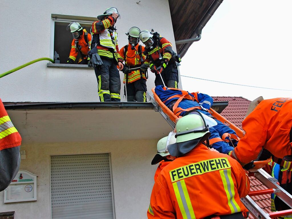 Das realistische bungsszenario verlangte den Rettungskrften von Feuerwehr und Rotem Kreuz einiges ab.