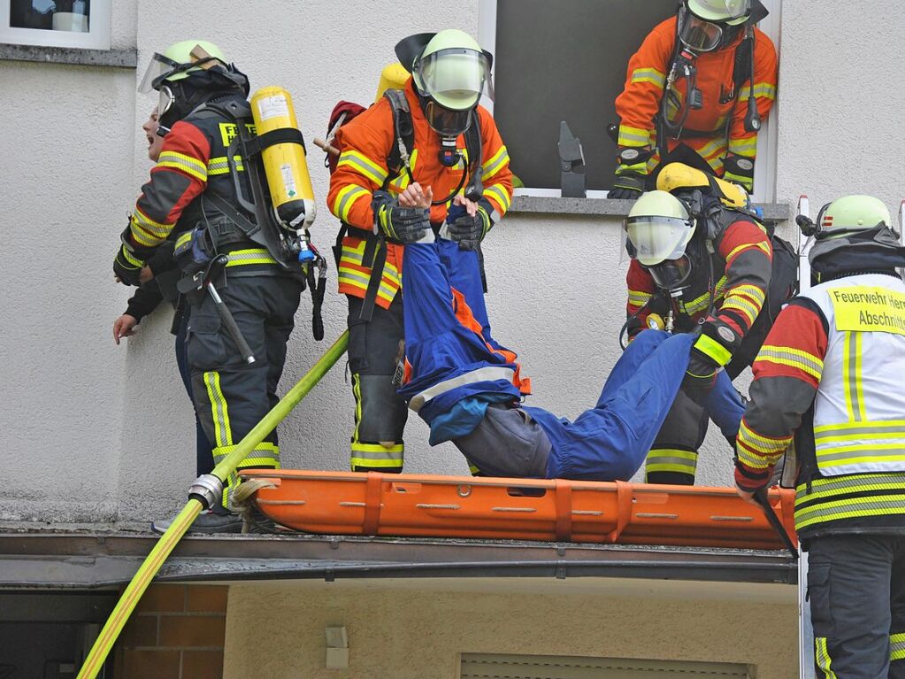 Das realistische bungsszenario verlangte den Rettungskrften von Feuerwehr und Rotem Kreuz einiges ab.