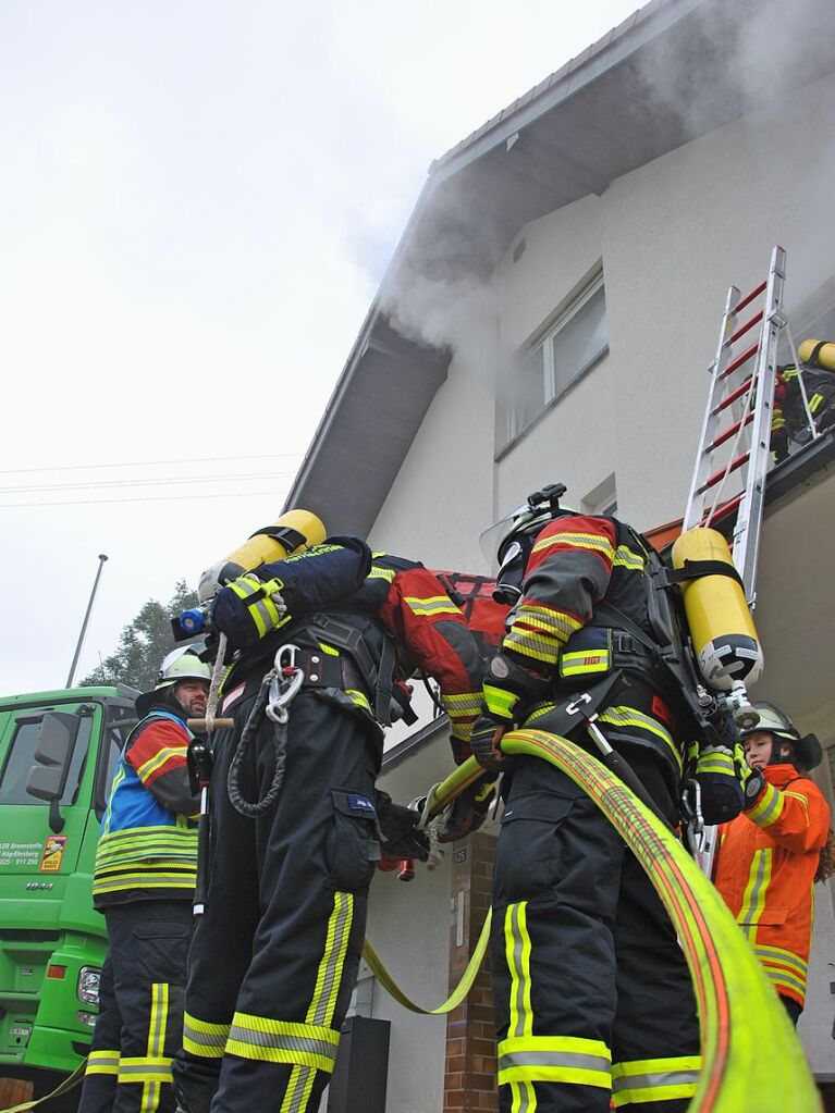 Das realistische bungsszenario verlangte den Rettungskrften von Feuerwehr und Rotem Kreuz einiges ab.