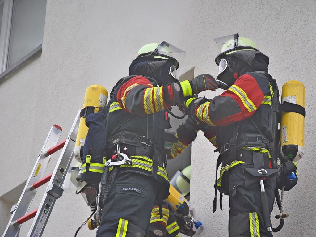 Das realistische bungsszenario verlangte den Rettungskrften von Feuerwehr und Rotem Kreuz einiges ab.