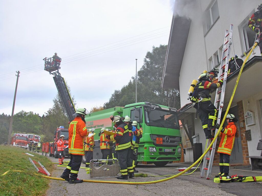 Das realistische bungsszenario verlangte den Rettungskrften von Feuerwehr und Rotem Kreuz einiges ab.