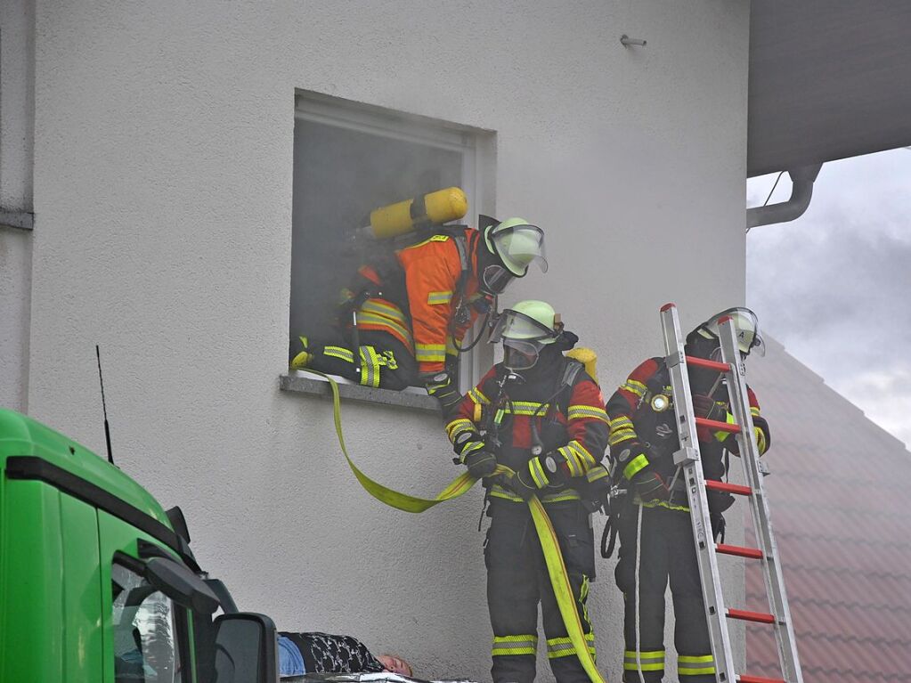 Das realistische bungsszenario verlangte den Rettungskrften von Feuerwehr und Rotem Kreuz einiges ab.