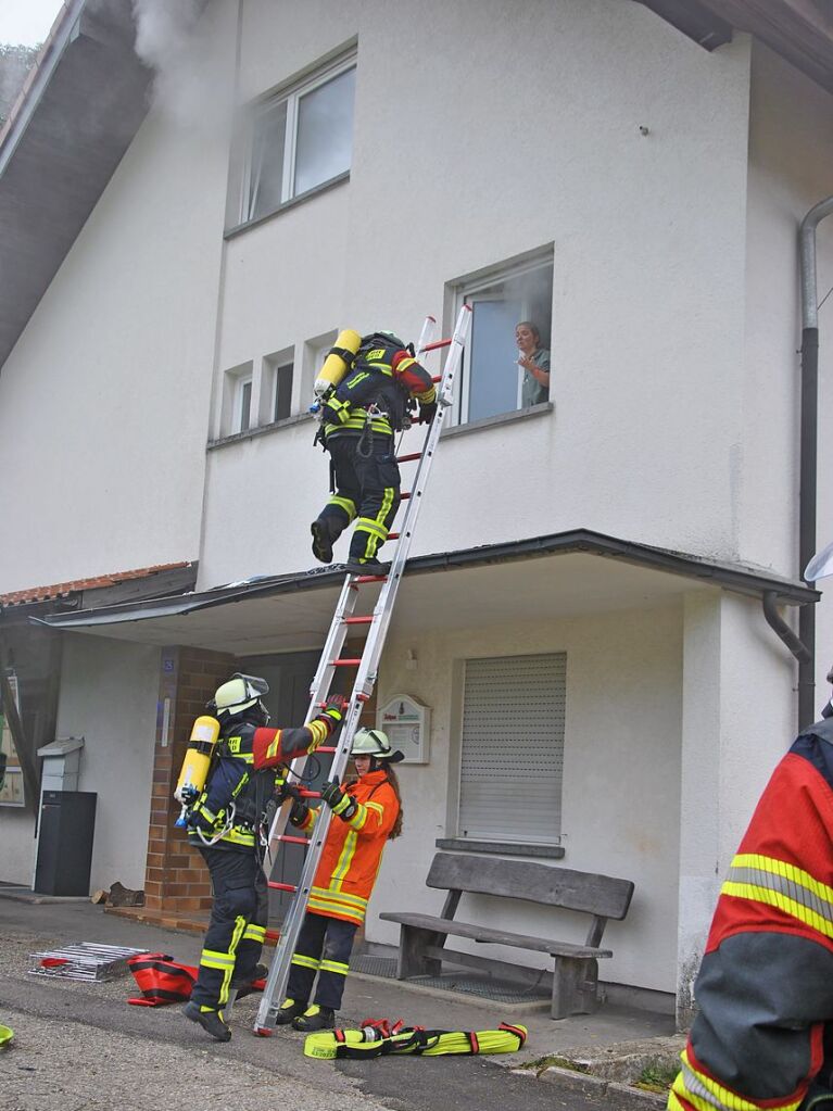 Das realistische bungsszenario verlangte den Rettungskrften von Feuerwehr und Rotem Kreuz einiges ab.