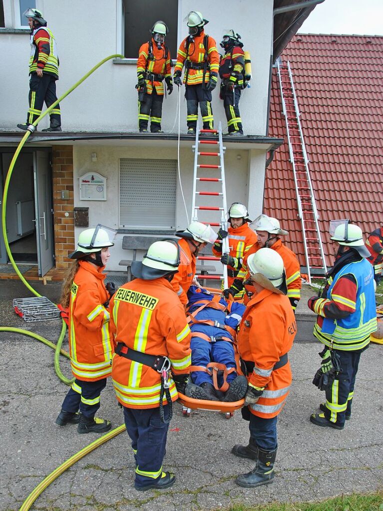 Das realistische bungsszenario verlangte den Rettungskrften von Feuerwehr und Rotem Kreuz einiges ab.