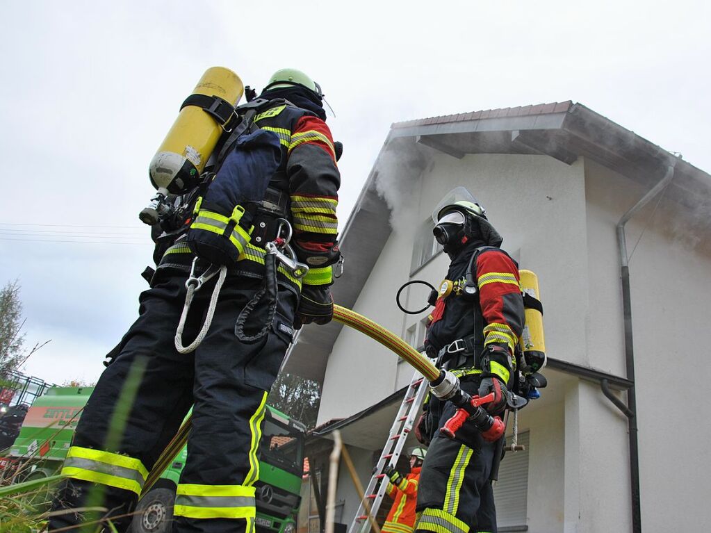 Das realistische bungsszenario verlangte den Rettungskrften von Feuerwehr und Rotem Kreuz einiges ab.