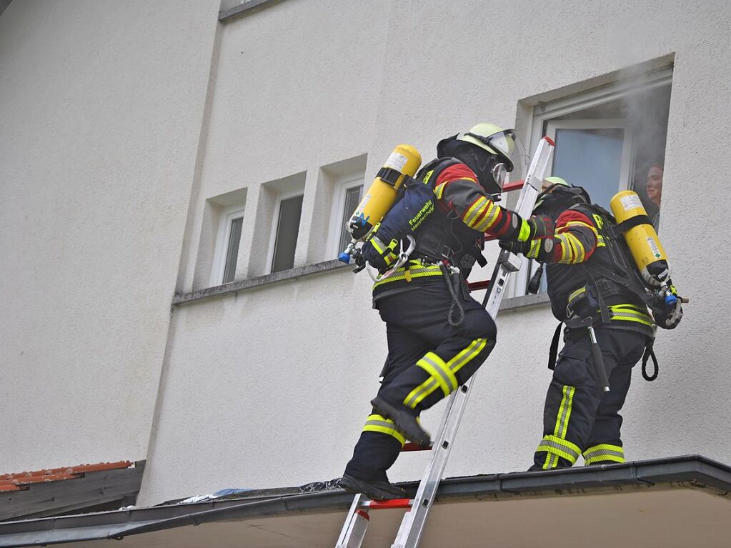 Das realistische bungsszenario verlangte den Rettungskrften von Feuerwehr und Rotem Kreuz einiges ab.