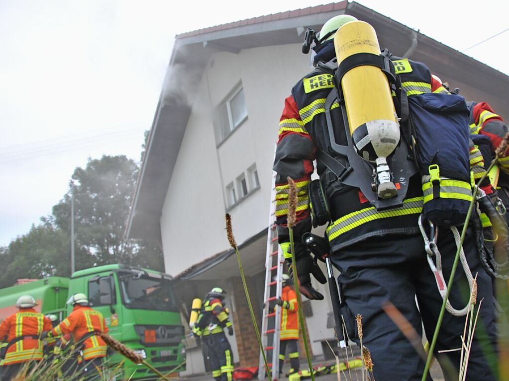 Das realistische bungsszenario verlangte den Rettungskrften von Feuerwehr und Rotem Kreuz einiges ab.