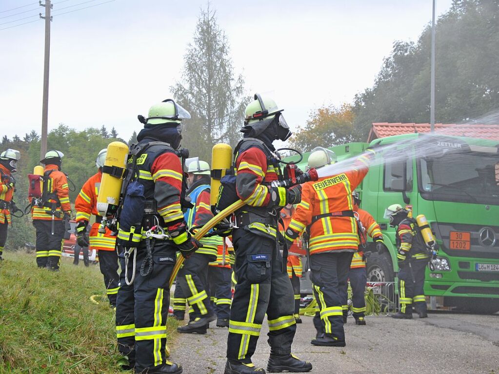 Das realistische bungsszenario verlangte den Rettungskrften von Feuerwehr und Rotem Kreuz einiges ab.