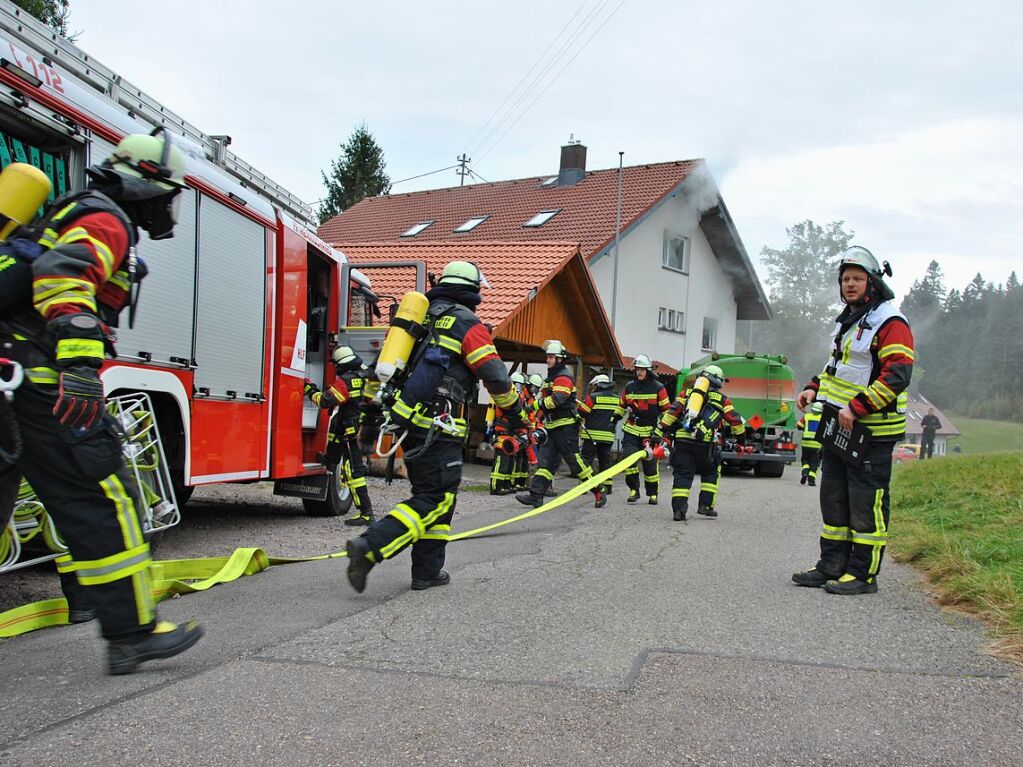 Das realistische bungsszenario verlangte den Rettungskrften von Feuerwehr und Rotem Kreuz einiges ab.