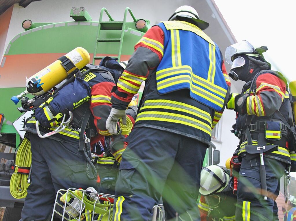 Das realistische bungsszenario verlangte den Rettungskrften von Feuerwehr und Rotem Kreuz einiges ab.