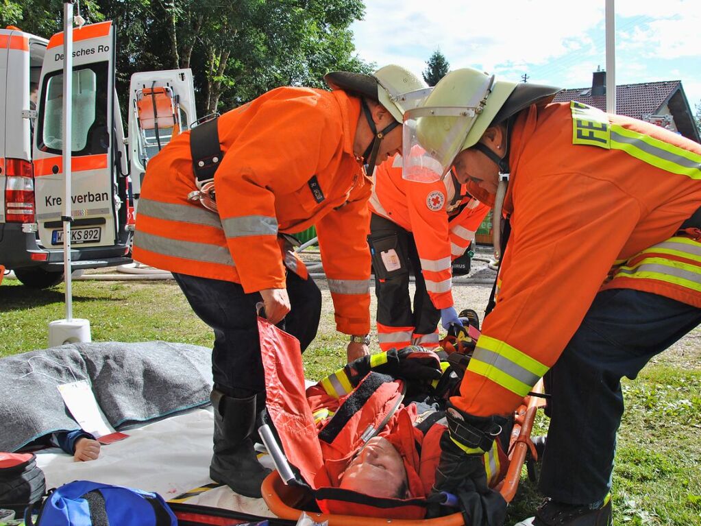 Das realistische bungsszenario verlangte den Rettungskrften von Feuerwehr und Rotem Kreuz einiges ab.