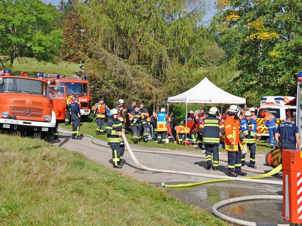 Das realistische bungsszenario verlangte den Rettungskrften von Feuerwehr und Rotem Kreuz einiges ab.