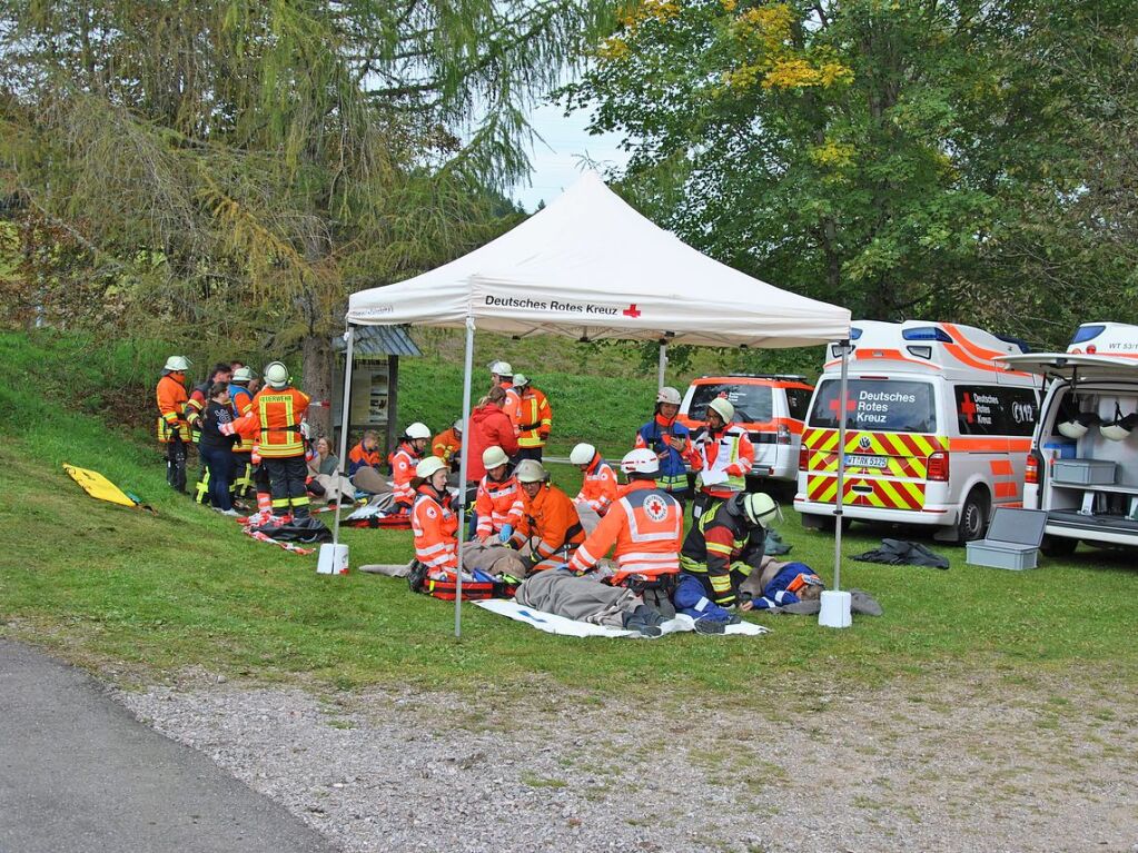 Das realistische bungsszenario verlangte den Rettungskrften von Feuerwehr und Rotem Kreuz einiges ab.