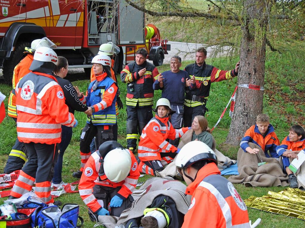 Das realistische bungsszenario verlangte den Rettungskrften von Feuerwehr und Rotem Kreuz einiges ab.