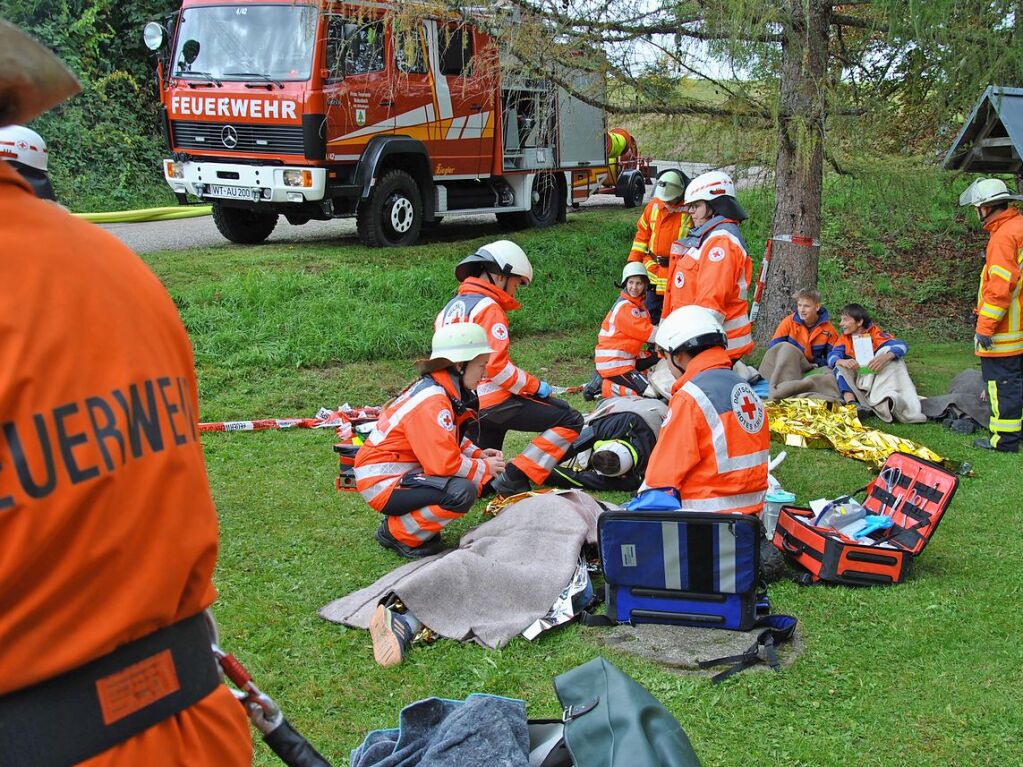 Das realistische bungsszenario verlangte den Rettungskrften von Feuerwehr und Rotem Kreuz einiges ab.