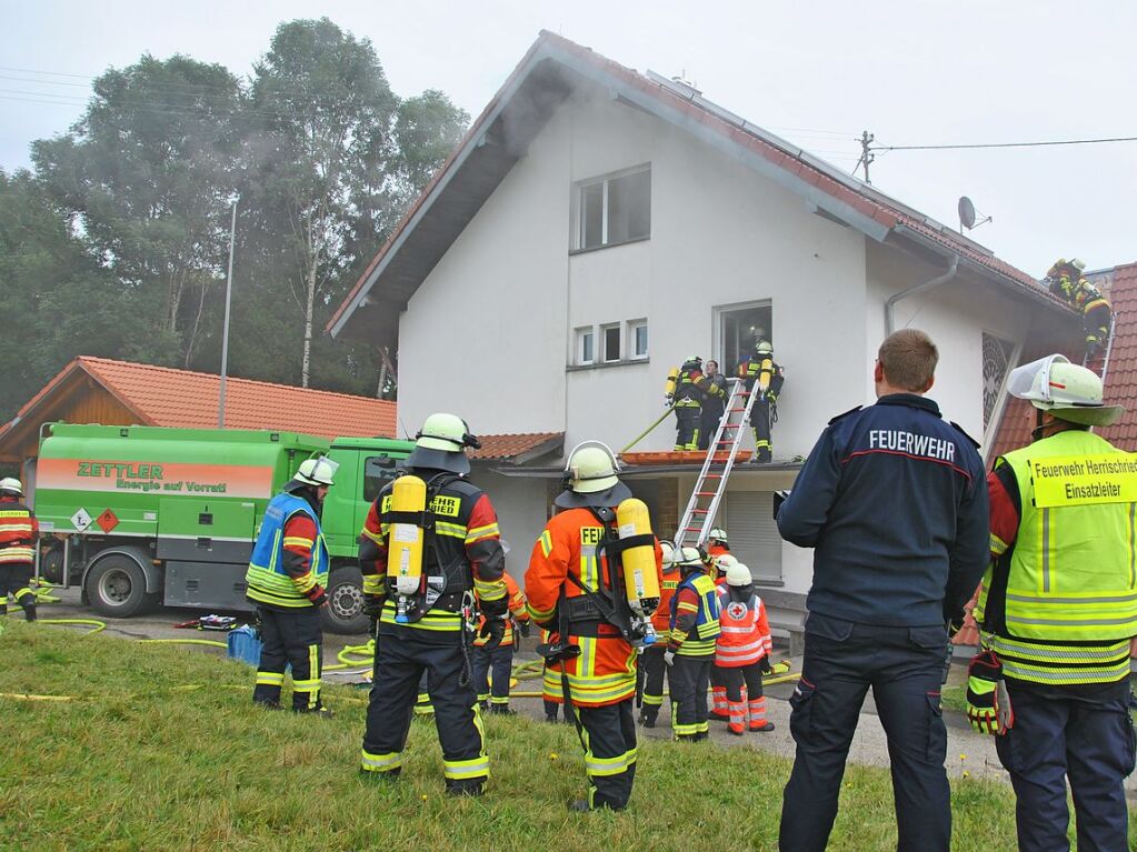 Das realistische bungsszenario verlangte den Rettungskrften von Feuerwehr und Rotem Kreuz einiges ab.