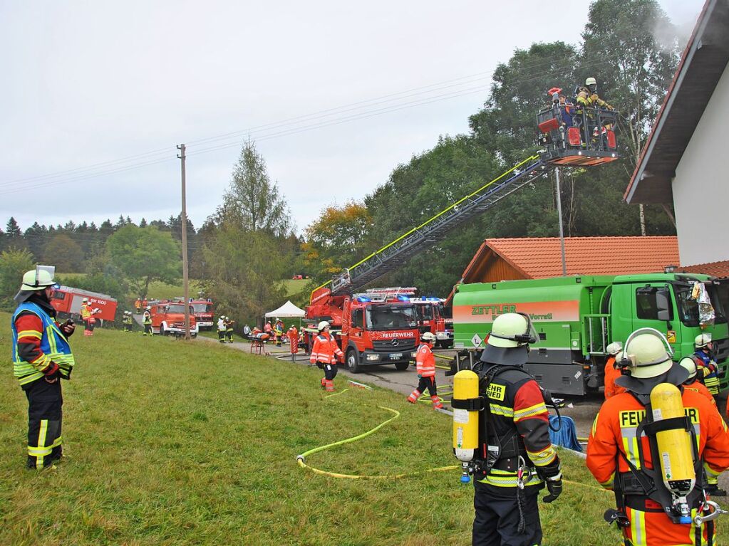 Das realistische bungsszenario verlangte den Rettungskrften von Feuerwehr und Rotem Kreuz einiges ab.