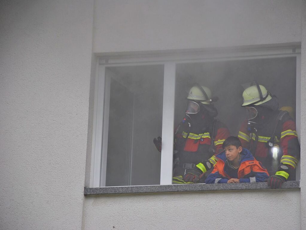 Das realistische bungsszenario verlangte den Rettungskrften von Feuerwehr und Rotem Kreuz einiges ab.