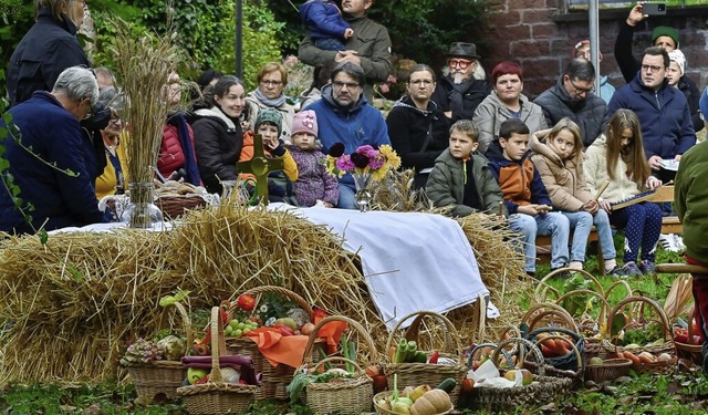 Das Gemeindeteam hlt einen Erntedankg...enst im Garten der Sulzer Kirche  ab.   | Foto: Endrik Baublies