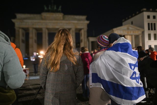 In Berlin begann das Gedenken an die O...&uuml;hen Morgen am Brandenburger Tor.  | Foto: Sebastian Christoph Gollnow/dpa