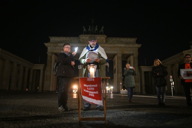 Aktivisten lasen um 5.29 Uhr, dem Zeit...Oktober 2023, die Namen der Opfer vor.  | Foto: Sebastian Gollnow/dpa