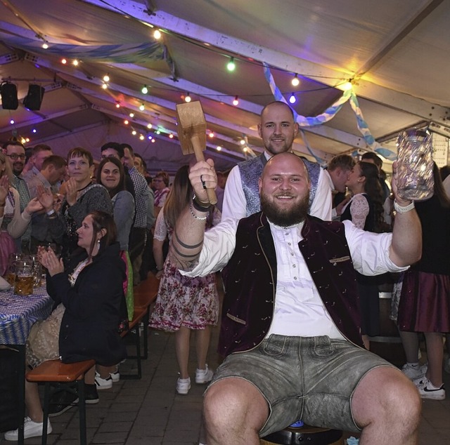 Gaudi im Festzelt am Samstag: Festwirt...tele wird eingefahren zum Fassanstich.  | Foto: Roland Vitt