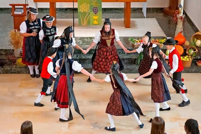 Tnze des Heimat- und Trachtenvereins ...erbstfest in der evangelischen Kirche.  | Foto: Wolfgang Scheu