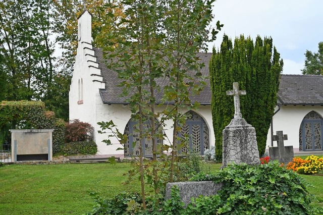 Die Kapelle auf dem Friedhof ist erst ...oldskirch, die Pfarrkirche von Mengen.  | Foto: Reinhold John