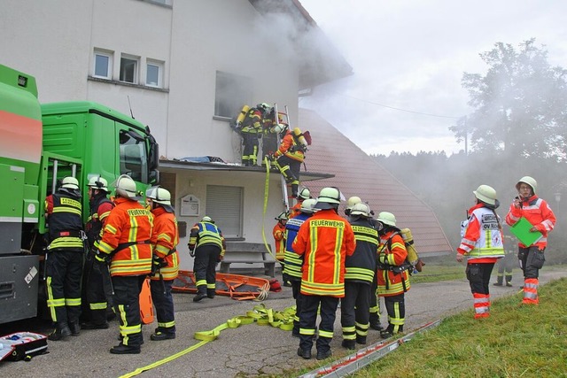 Das realistische bungsszenario verlan... Feuerwehr und Rotem Kreuz einiges ab.  | Foto: Ralph Fautz