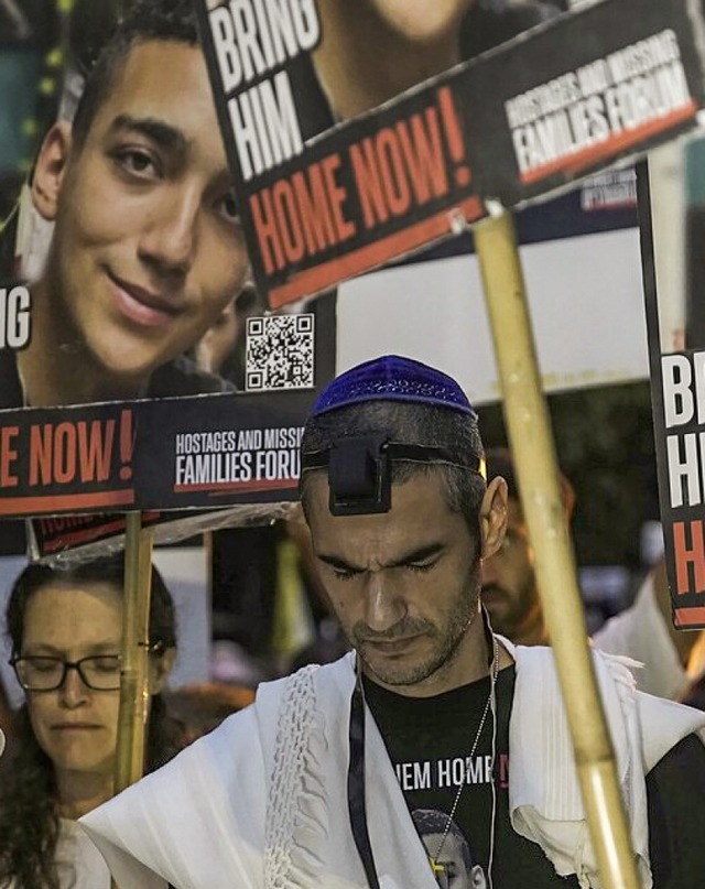 Angehrige trauern in Israel  | Foto: Mahmoud Illean (dpa)