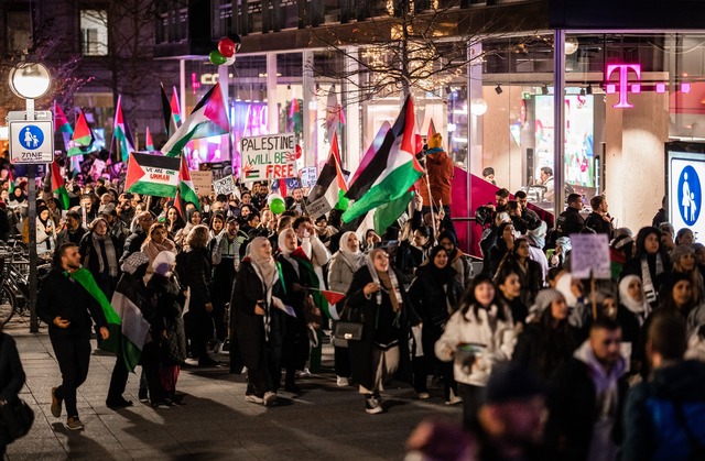 Zahlreiche Menschen nehmen an einer Pr...e Stuttgarter Innenstadt. (Archivbild)  | Foto: Christoph Schmidt/dpa