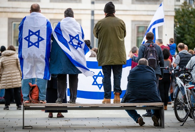 Menschen tragen bei einer Pro-Israelis...en auf ihrem R&uuml;cken. (Archivbild)  | Foto: Christoph Schmidt/dpa